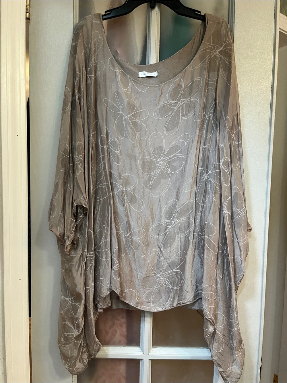 Italian Silk Viscose Dolman Flower Layered Blouse light taupe 19" P2P O/S